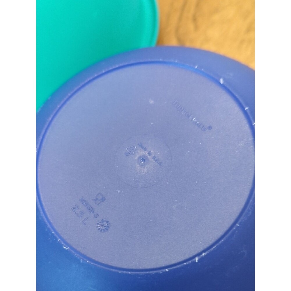 Tupperware Set of Two Plastic Storage Bowls in Teal and Blue 2.5L - Picture 4 of 8